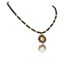 Necklace with a black daisy (C23/LAT/80/1AU)