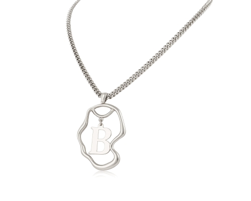 Posrebrzany naszyjnik z nieregularną zawieszką, z literą "B" (C24/LAT/35AG) - c24_lat_35 (1).jpg