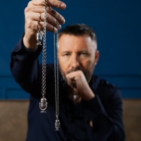 Naszyjnik z mniejszym mikrofonem Z kolekcji Colibra x Pan Lektor (C24/PAN/02) - 45.png