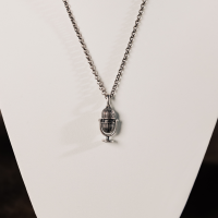 Naszyjnik z mniejszym mikrofonem Z kolekcji Colibra x Pan Lektor (C24/PAN/02) - 29.png