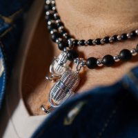 Naszyjnik z onyksów, z połówką mikrofonu z kolekcji Colibra x Pan Lektor (C24/PAN/04) - yguuhj.png