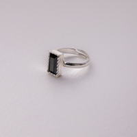 PIERŚCIONEK Z CZARNĄ CYRKONIĄ POSREBRZANY LUMINOIR (R25/VIC/01AG) - Projekt bez nazwy - 2025-08-07T103108.556.png