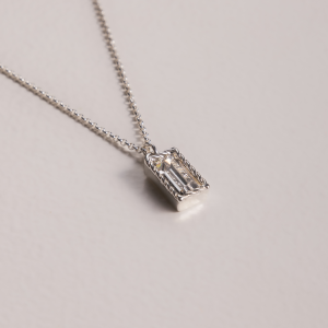 NASZYJNIK Z BIAŁĄ CYRKONIĄ POSREBRZANY LUMINOIR (C25/VIC/01/1AG)