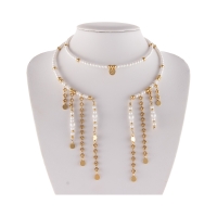 Choker z satynowych perełek i złotych kulek, z wiszącymi łańcuszkami (C25/MEM/17AU)  - 0028.jpg