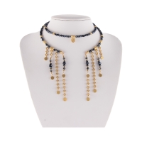 Choker z granatowych kuleczek i złotych plasterków, z wiszącymi łańcuszkami (C25/MEM/16AU) - 0035.jpg