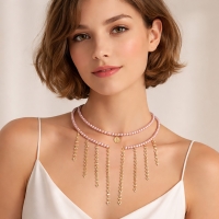 Choker z satynowych, różowych perełek, z wiszącymi łańcuszkami (C25/MEM/28AU) - c25_mem_28 (3).jpg