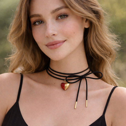 Czarny choker z czerwono złotym serduszkiem, wiązany z przodu (C24/WIO/84/3AU) - ChatGPT Image 5 lut 2026, 13_16_13.png