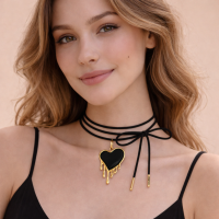 Czarny choker z rozpływającym się serduszkiem, wiązany z przodu (C24/WIO/07/2AU) - Nagłówek (59).png