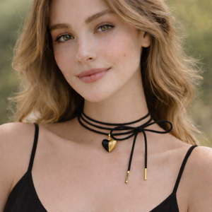 Czarny choker z czarno złotym serduszkiem, wiązany z przodu (C24/WIO/84/2AU)