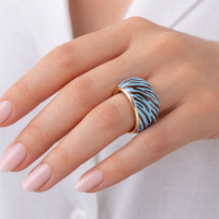 Pierścionek szeroki, wypukły w niebiesko czekoladową zeberką (R25/LAT/120/2AU) - Nagłówek (69).png