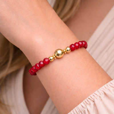 Bransoletka z czerwonych koralików i złotych kulek (B25/KOR/105AU) 