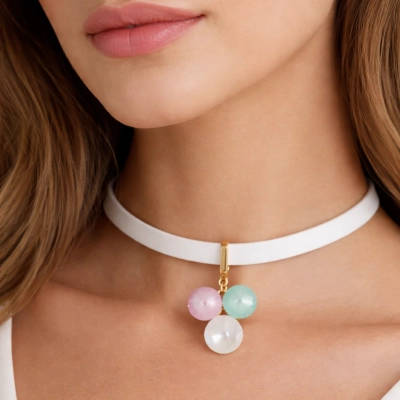 Skórzany, biały choker z z zawieszką zdobioną trzema kryształami o średnicy 14mm i 16 mm (C25/JES/211AU)